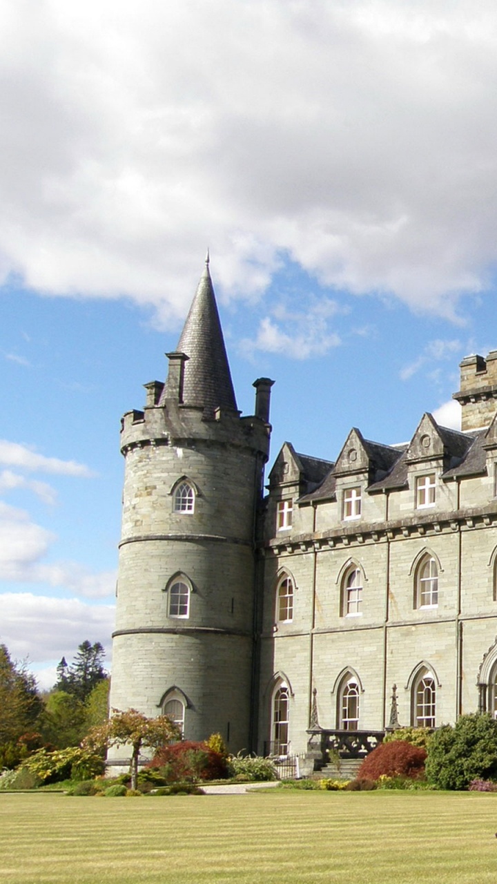 Edificio de Hormigón Marrón Cerca Del Campo de Hierba Verde Durante el Día. Wallpaper in 720x1280 Resolution