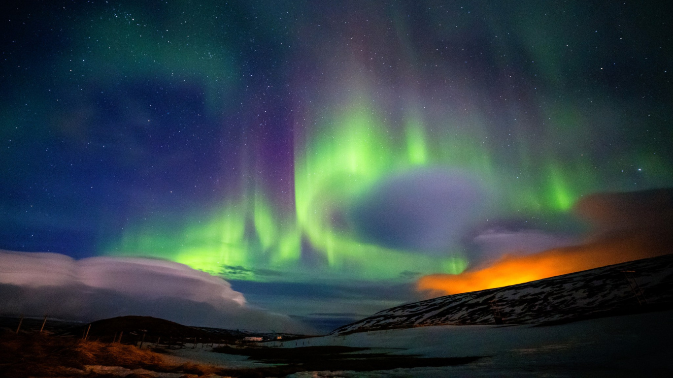 Aurora Boreal Sobre el Lago. Wallpaper in 1366x768 Resolution