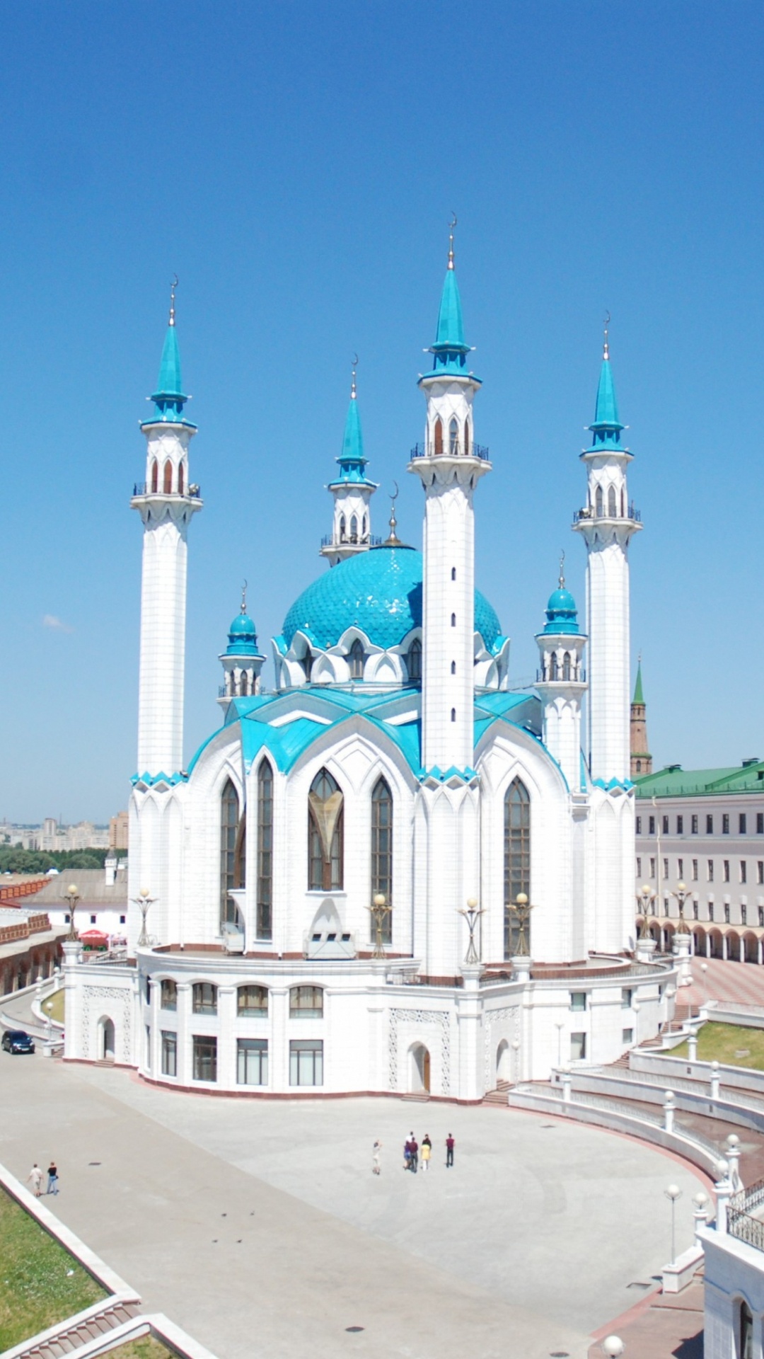 Weißes Und Grünes Betongebäude Unter Blauem Himmel Tagsüber. Wallpaper in 1080x1920 Resolution