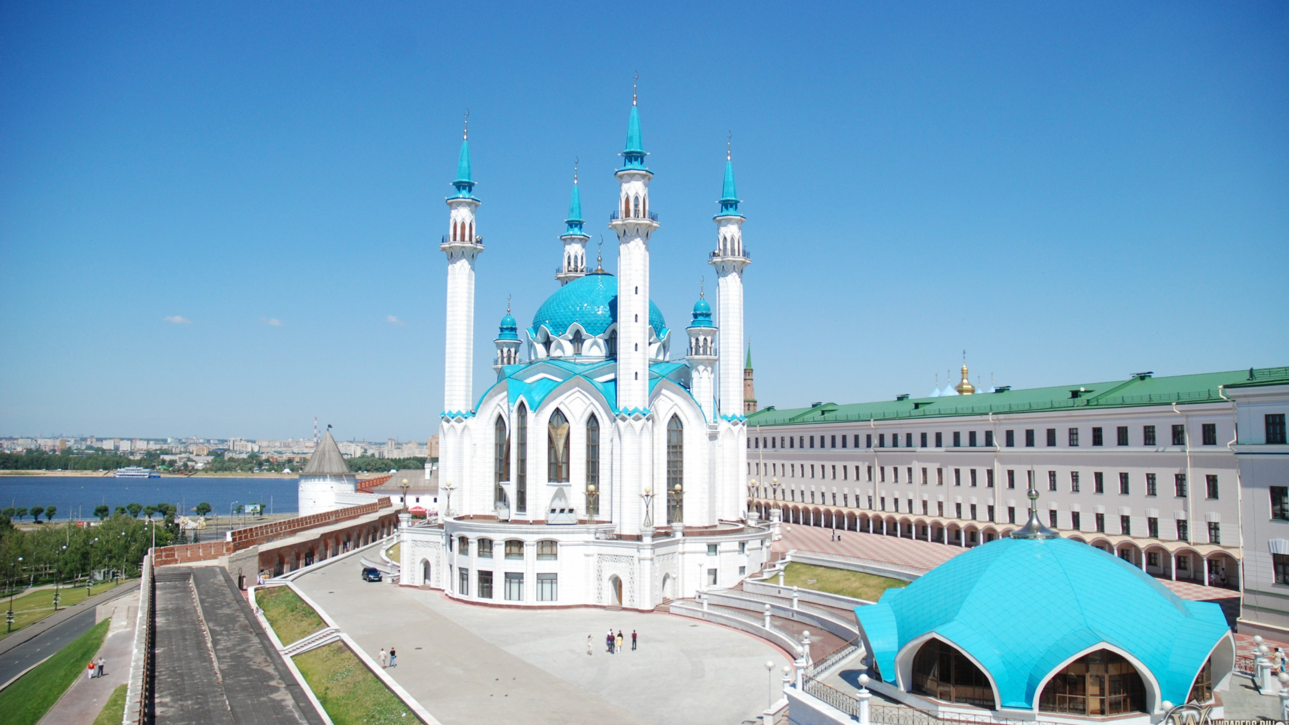 Edificio de Hormigón Blanco y Verde Bajo un Cielo Azul Durante el Día. Wallpaper in 2560x1440 Resolution