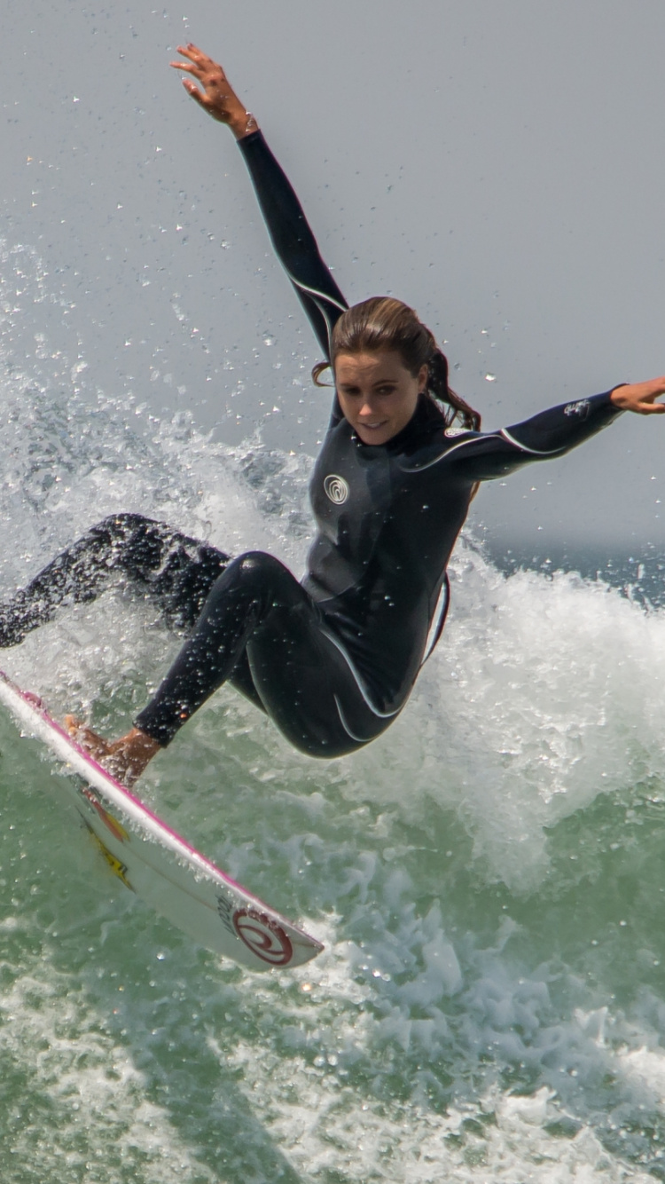 Mujer en Traje de Neopreno Negro Surfeando Sobre Las Olas Del Agua Durante el Día. Wallpaper in 750x1334 Resolution