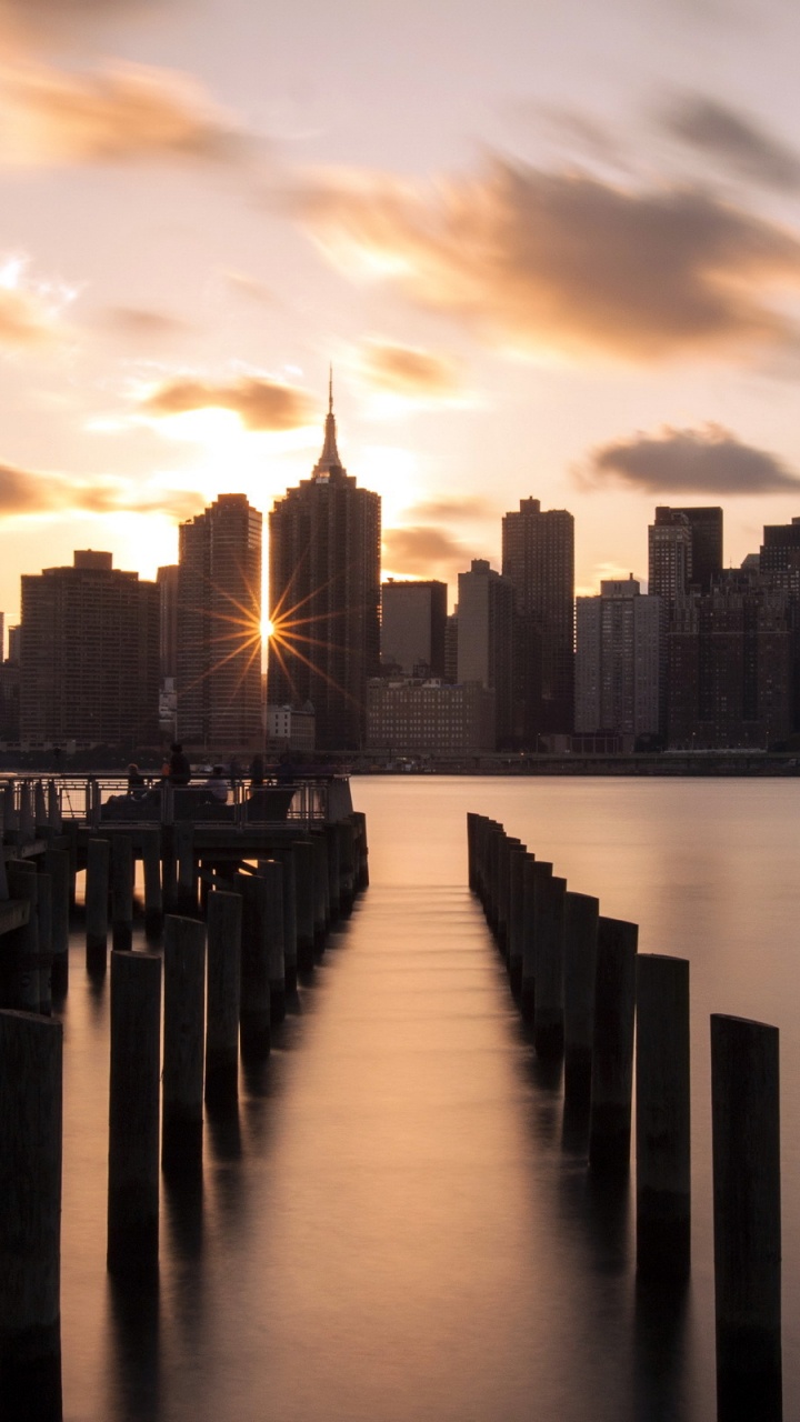 Quai en Bois Brun Sur le Plan D'eau Pendant la Journée. Wallpaper in 720x1280 Resolution