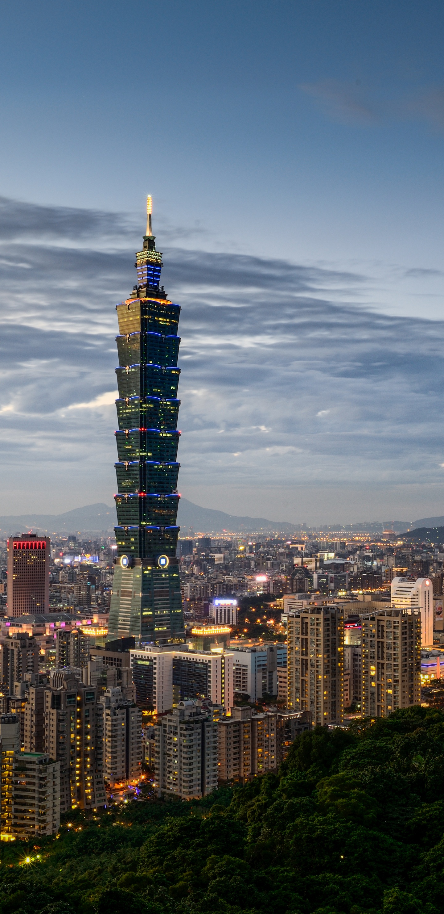 Horizon de la Ville Sous le Ciel Bleu Pendant la Nuit. Wallpaper in 1440x2960 Resolution