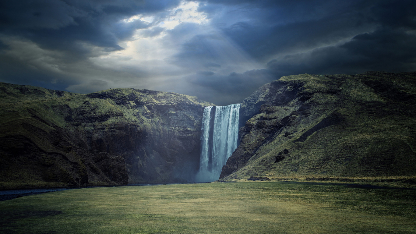 Cascadas en el Campo de Hierba Verde Bajo un Cielo Nublado Durante el Día. Wallpaper in 1366x768 Resolution