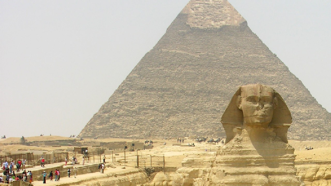 Pyramid of Giza in The Middle of The City. Wallpaper in 1280x720 Resolution