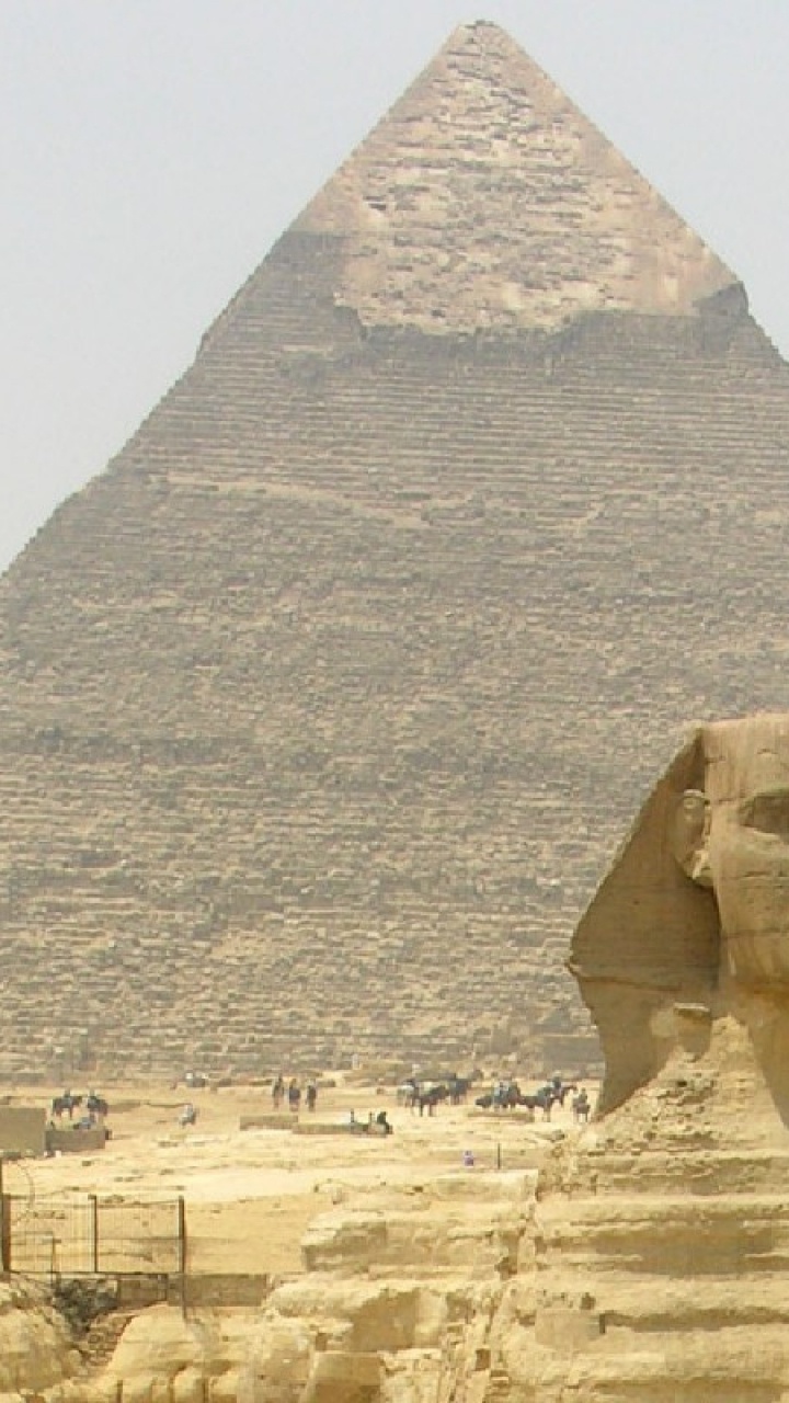 Pyramid of Giza in The Middle of The City. Wallpaper in 720x1280 Resolution