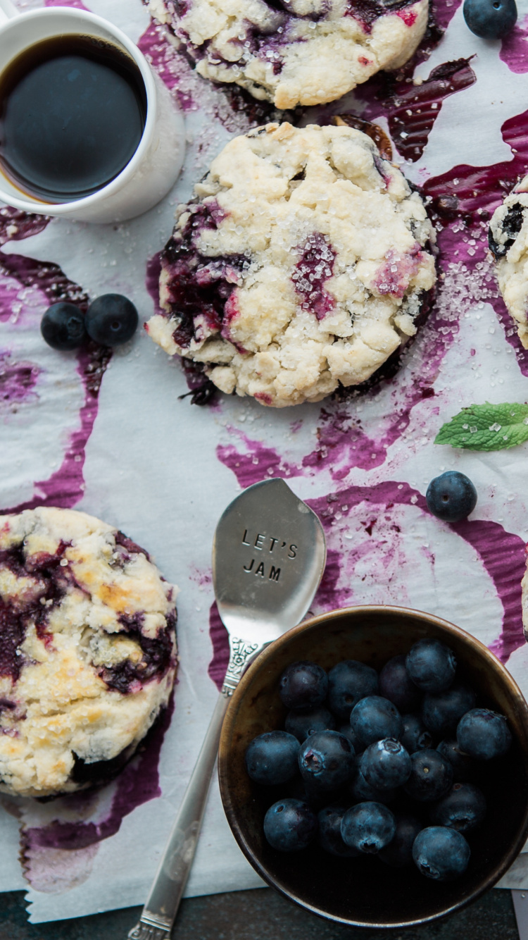 Biscuits Bruns Sur Plaque en Céramique Blanche. Wallpaper in 750x1334 Resolution