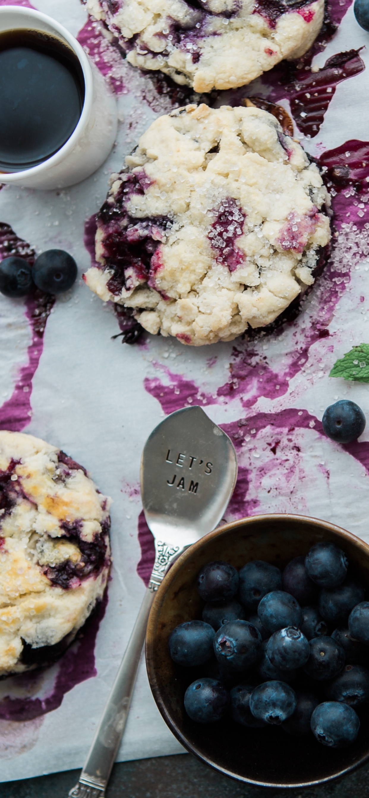 Braune Kekse Auf Weißem Keramikteller. Wallpaper in 1242x2688 Resolution