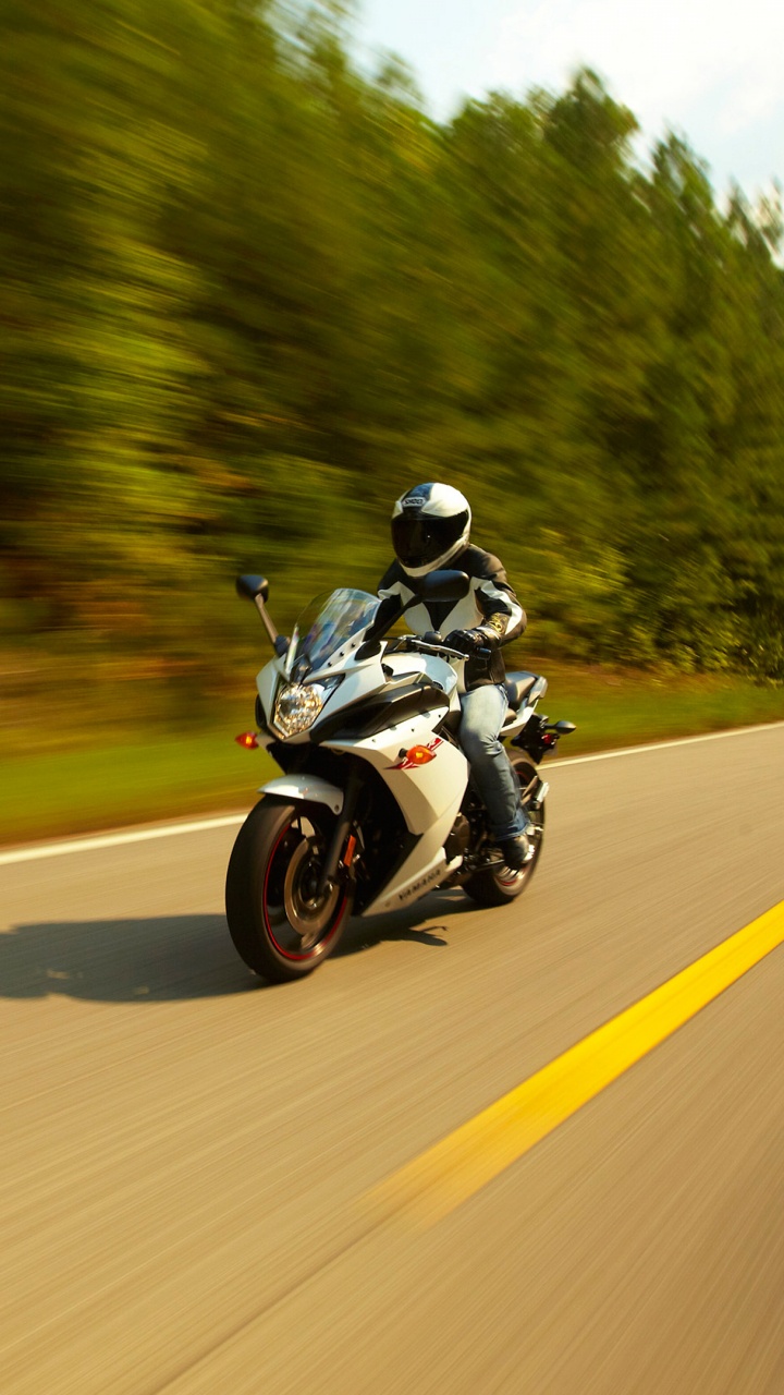 Mann, Der Tagsüber Motorrad Auf Der Straße Fährt. Wallpaper in 720x1280 Resolution