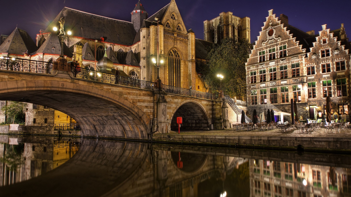 Bâtiment en Béton Brun Près de la Rivière Pendant la Nuit. Wallpaper in 1366x768 Resolution
