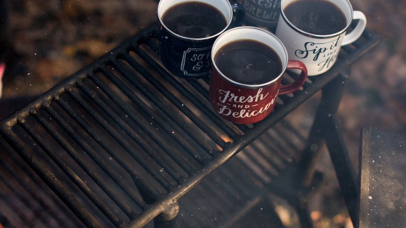 Rot-weiße Kaffeetasse Auf Schwarzem Metallrahmen. Wallpaper in 1366x768 Resolution