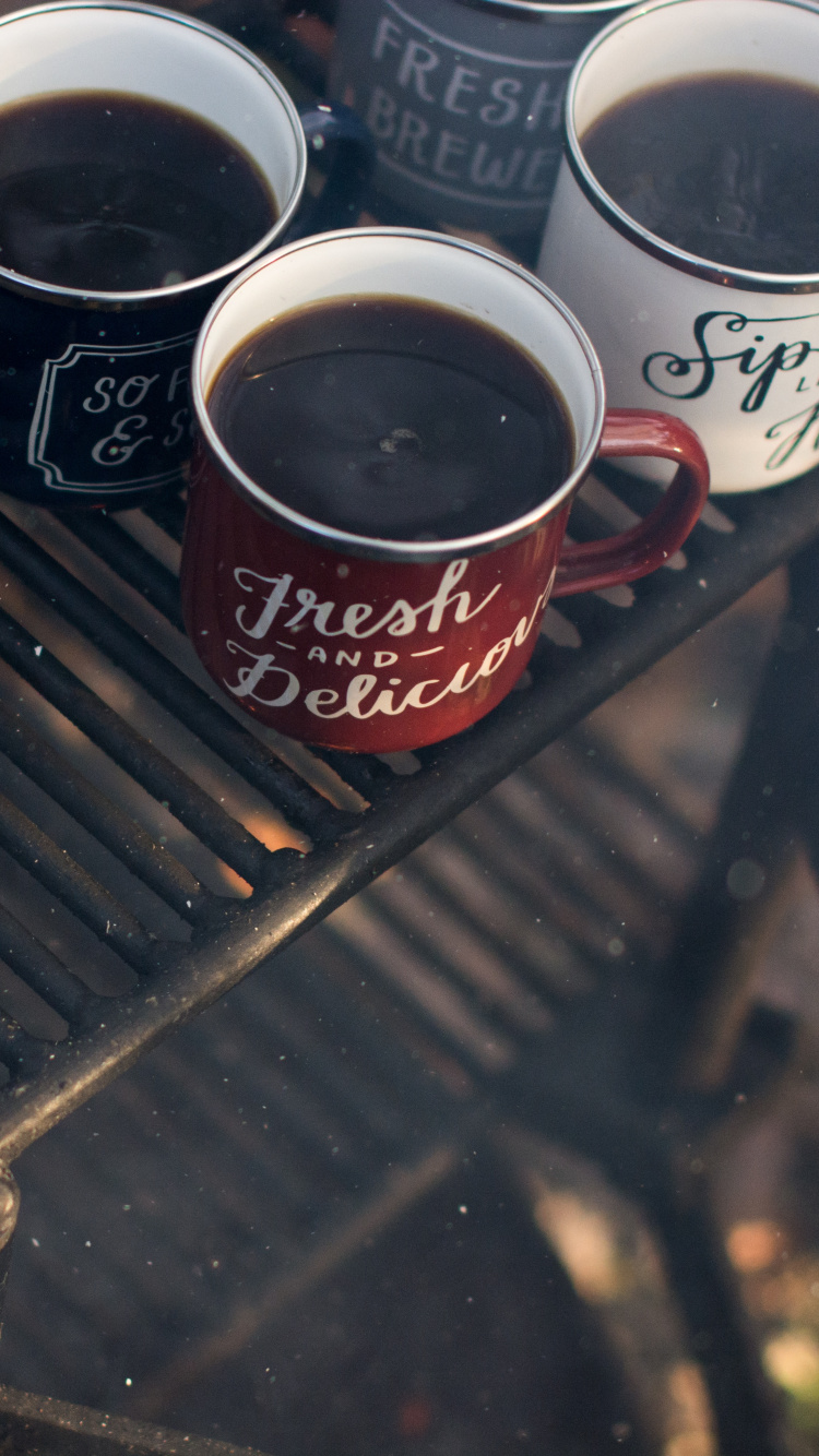 Rot-weiße Kaffeetasse Auf Schwarzem Metallrahmen. Wallpaper in 750x1334 Resolution