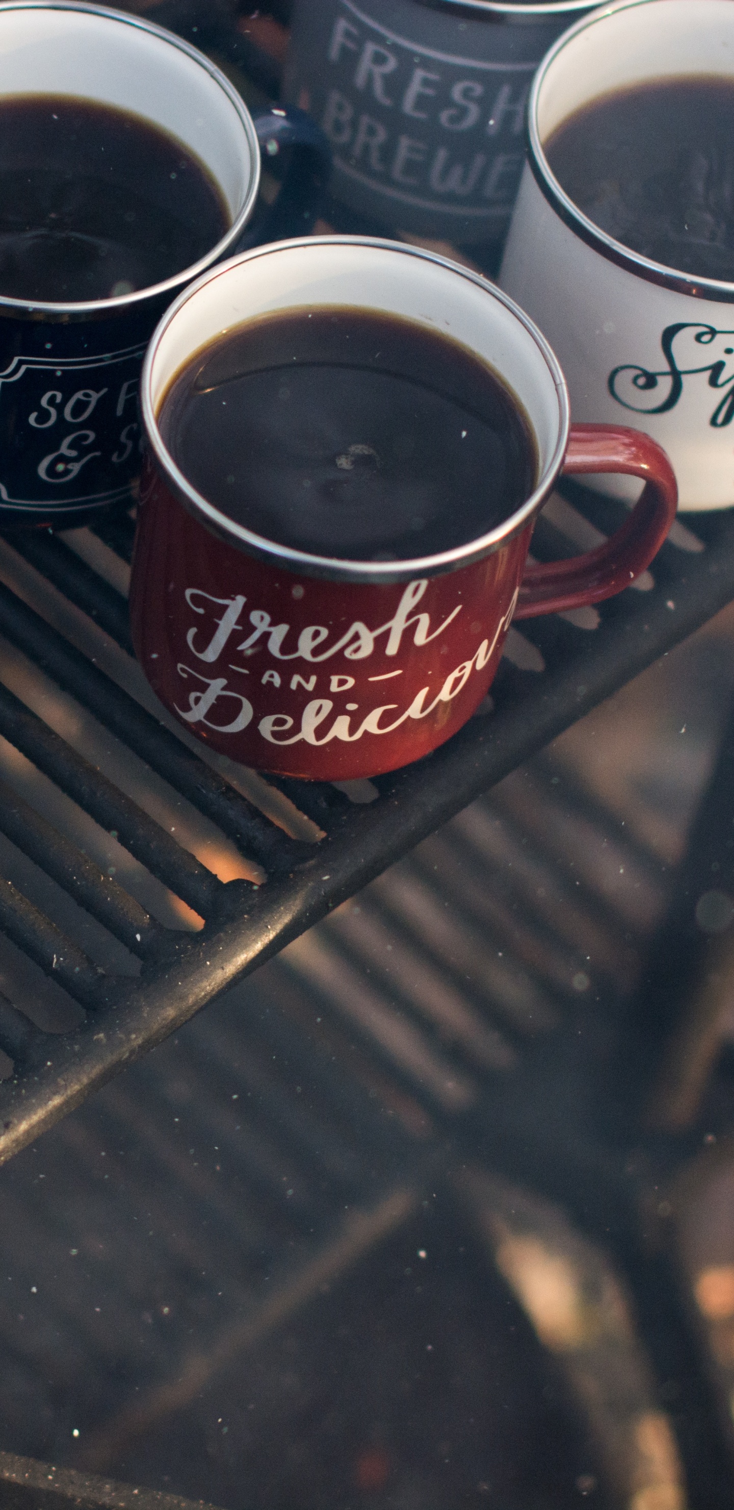 Taza de Café Rojo y Blanco Sobre Marco de Metal Negro. Wallpaper in 1440x2960 Resolution