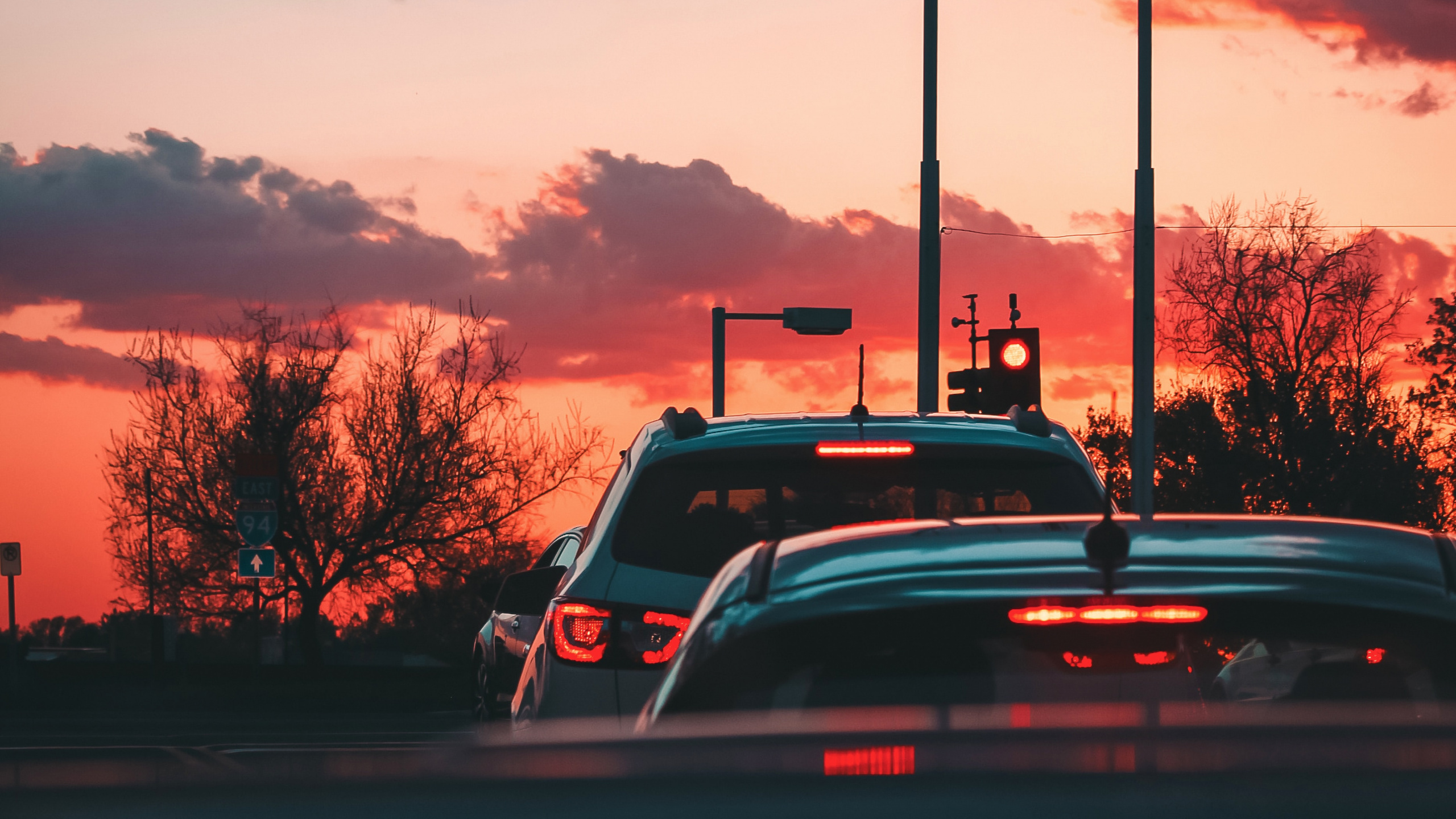 Coches en la Carretera Durante la Puesta de Sol. Wallpaper in 2560x1440 Resolution