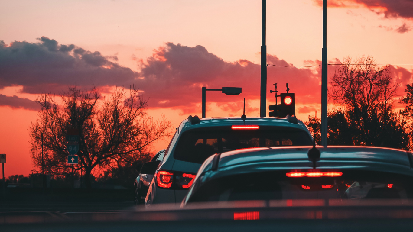 Autos Auf Der Straße Bei Sonnenuntergang. Wallpaper in 1366x768 Resolution