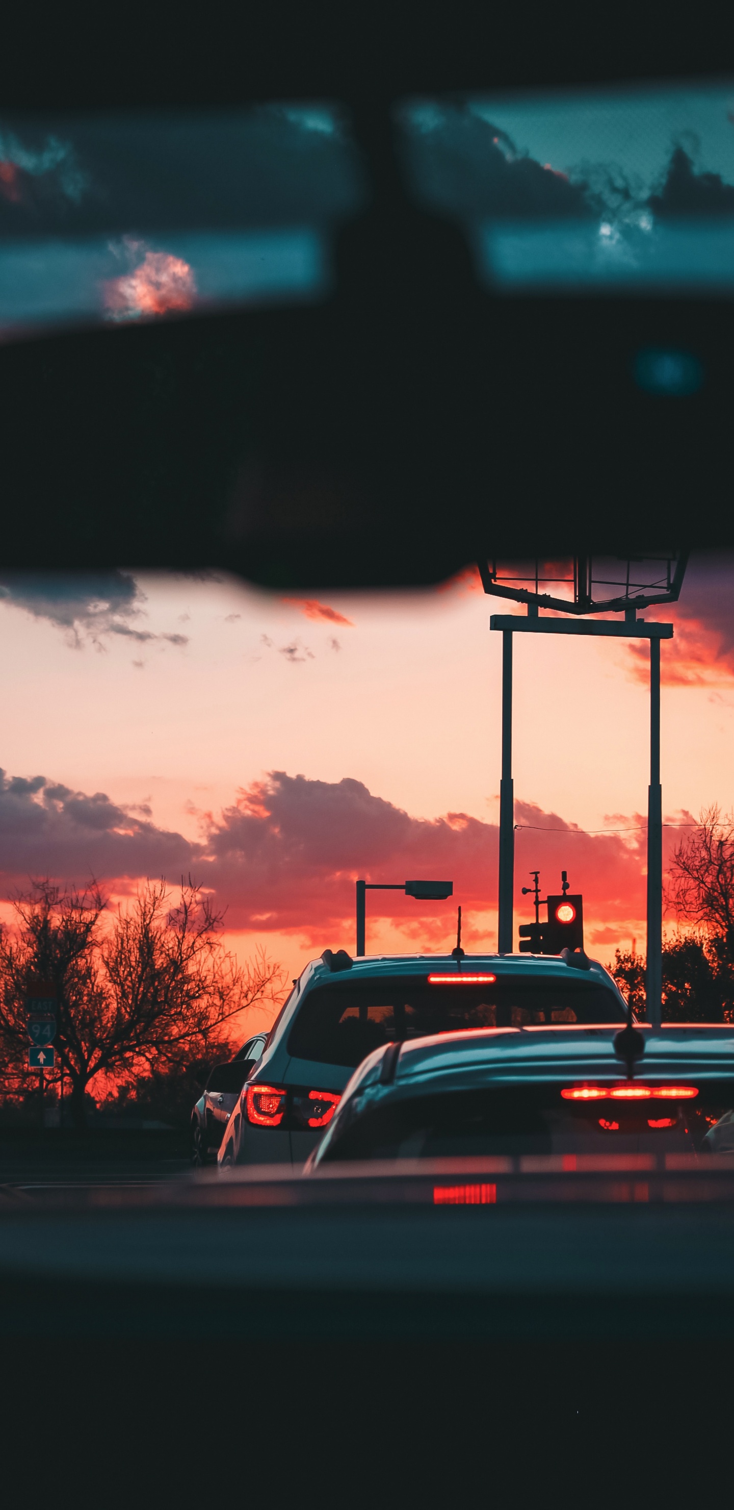 Autos Auf Der Straße Bei Sonnenuntergang. Wallpaper in 1440x2960 Resolution