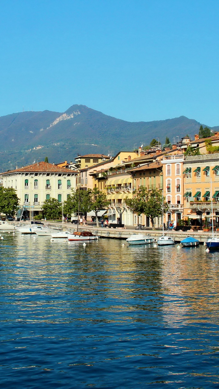 Bâtiment en Béton Blanc et Marron Près D'un Plan D'eau Pendant la Journée. Wallpaper in 720x1280 Resolution