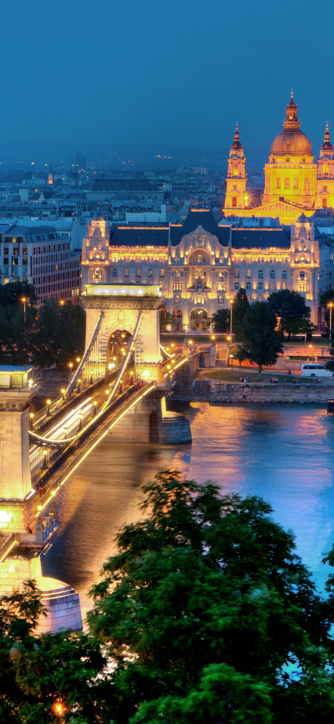 Edificio de Hormigón Blanco y Marrón Cerca Del Cuerpo de Agua Durante la Noche. Wallpaper in 1125x2436 Resolution