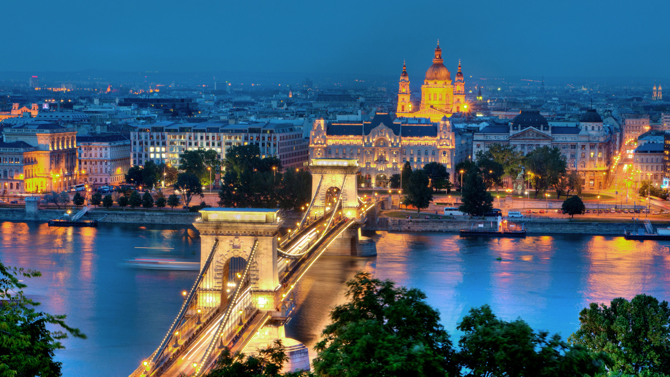 Edificio de Hormigón Blanco y Marrón Cerca Del Cuerpo de Agua Durante la Noche. Wallpaper in 1366x768 Resolution