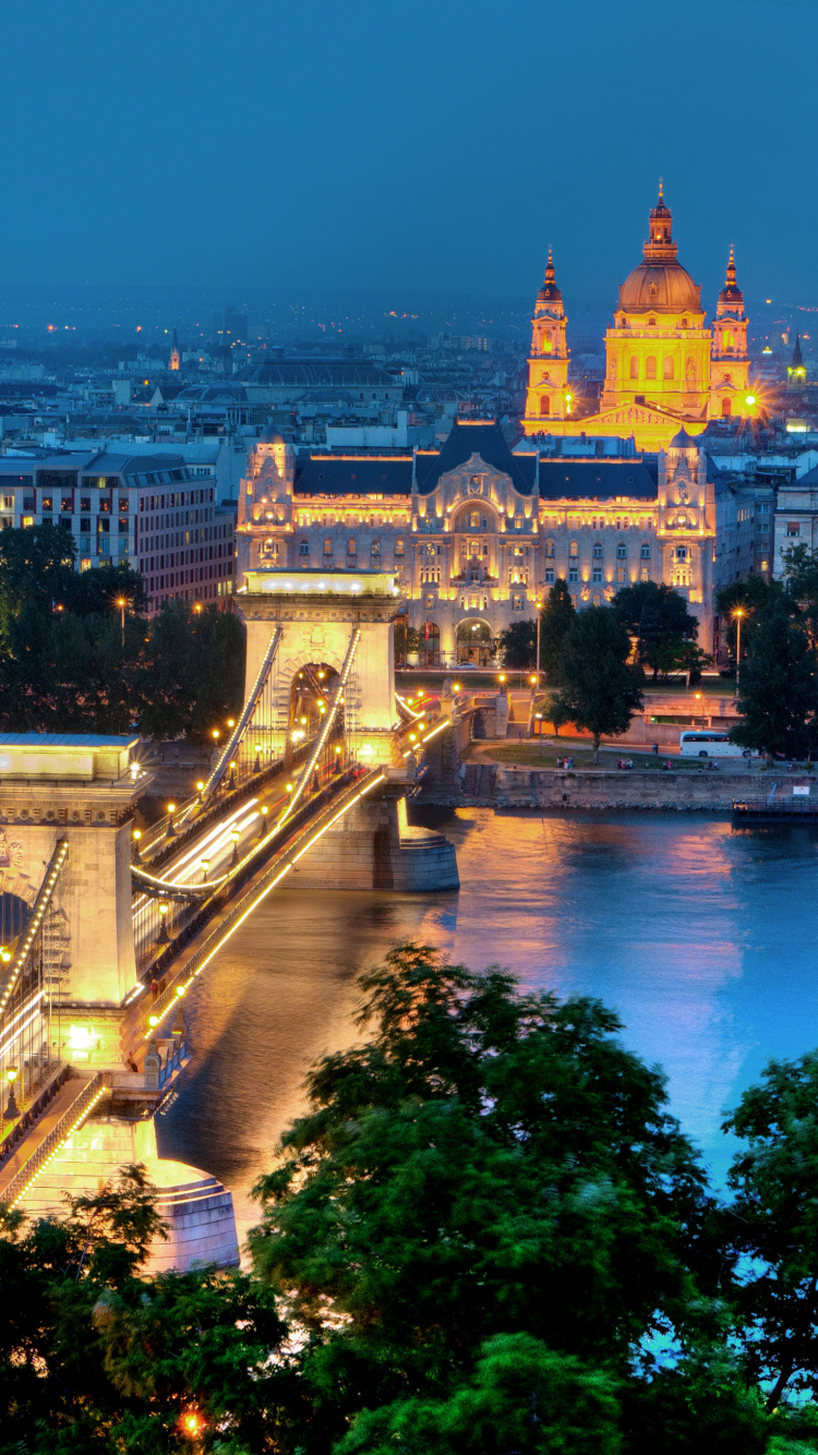 Edificio de Hormigón Blanco y Marrón Cerca Del Cuerpo de Agua Durante la Noche. Wallpaper in 750x1334 Resolution
