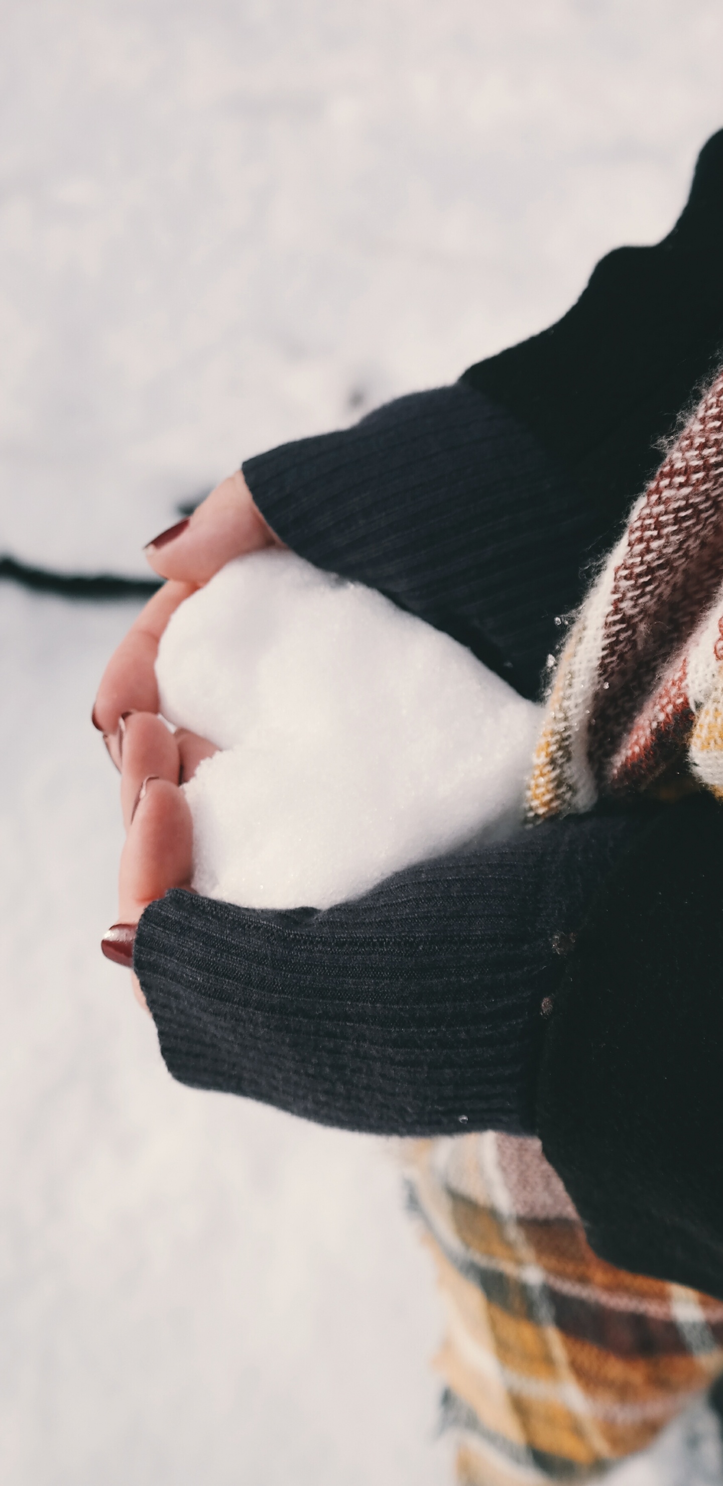 Persona en Suéter Negro Con Bufanda Marrón y Blanca. Wallpaper in 1440x2960 Resolution