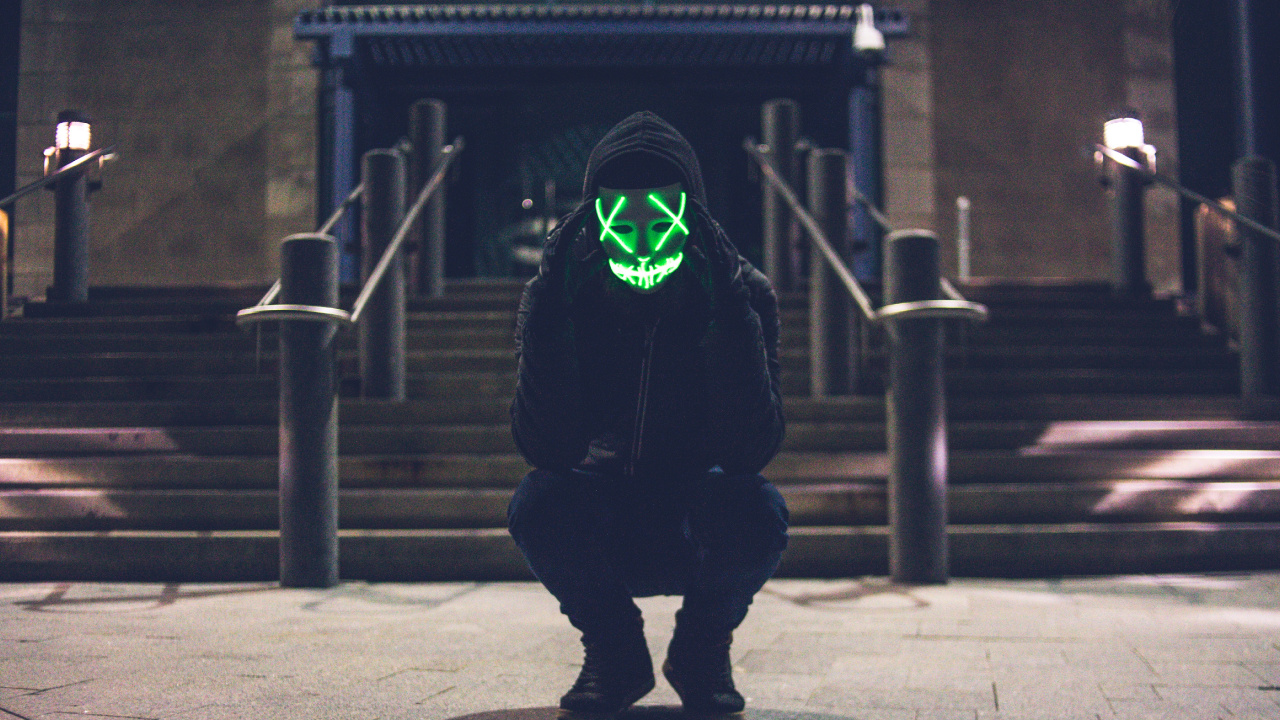 Person im Schwarzen Hoodie Mit Grüner Maske. Wallpaper in 1280x720 Resolution