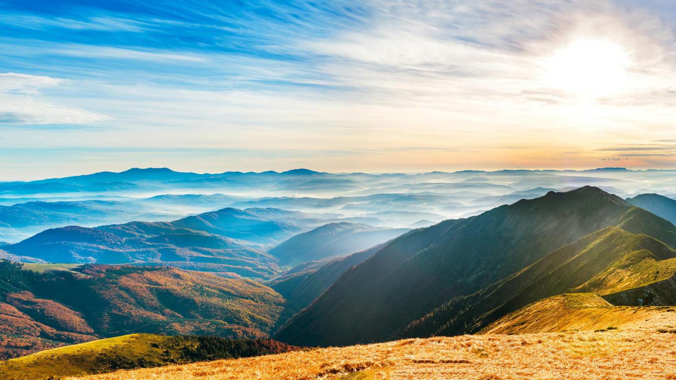 Braune Und Grüne Berge Unter Weißen Wolken Und Blauem Himmel Tagsüber. Wallpaper in 1366x768 Resolution