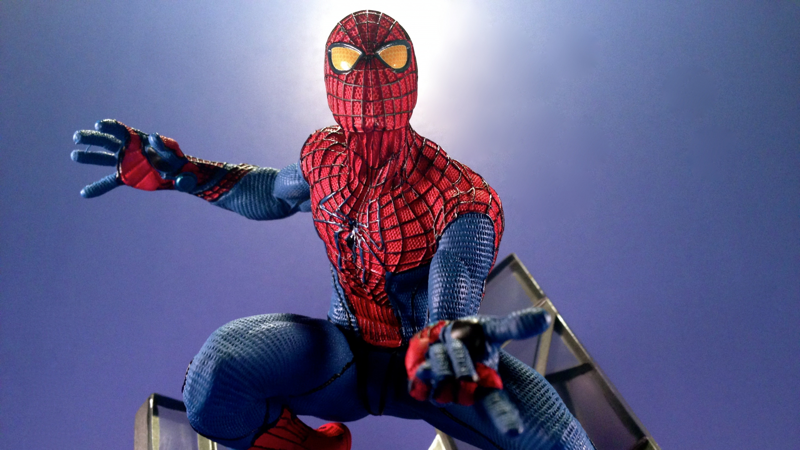 Spiderman am Rande Eines Gebäudes. Wallpaper in 2560x1440 Resolution
