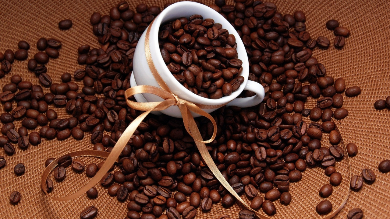 Grains de Café Bruns Sur Une Tasse en Céramique Blanche. Wallpaper in 1280x720 Resolution