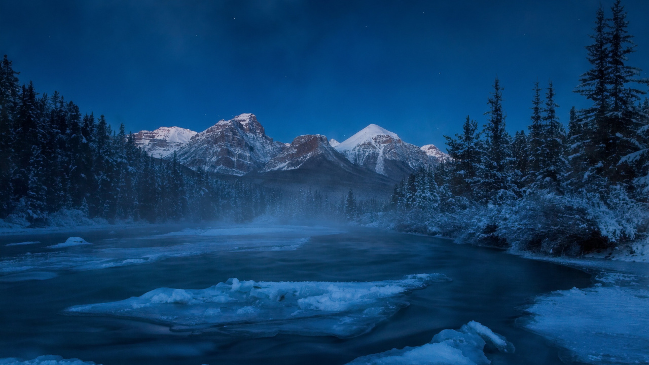 Montagne Couverte de Neige Sous Ciel Bleu Pendant la Journée. Wallpaper in 1280x720 Resolution