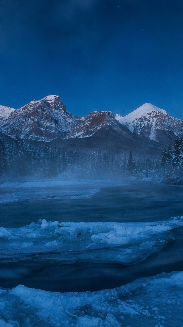 Montaña Cubierta de Nieve Bajo un Cielo Azul Durante el Día. Wallpaper in 750x1334 Resolution