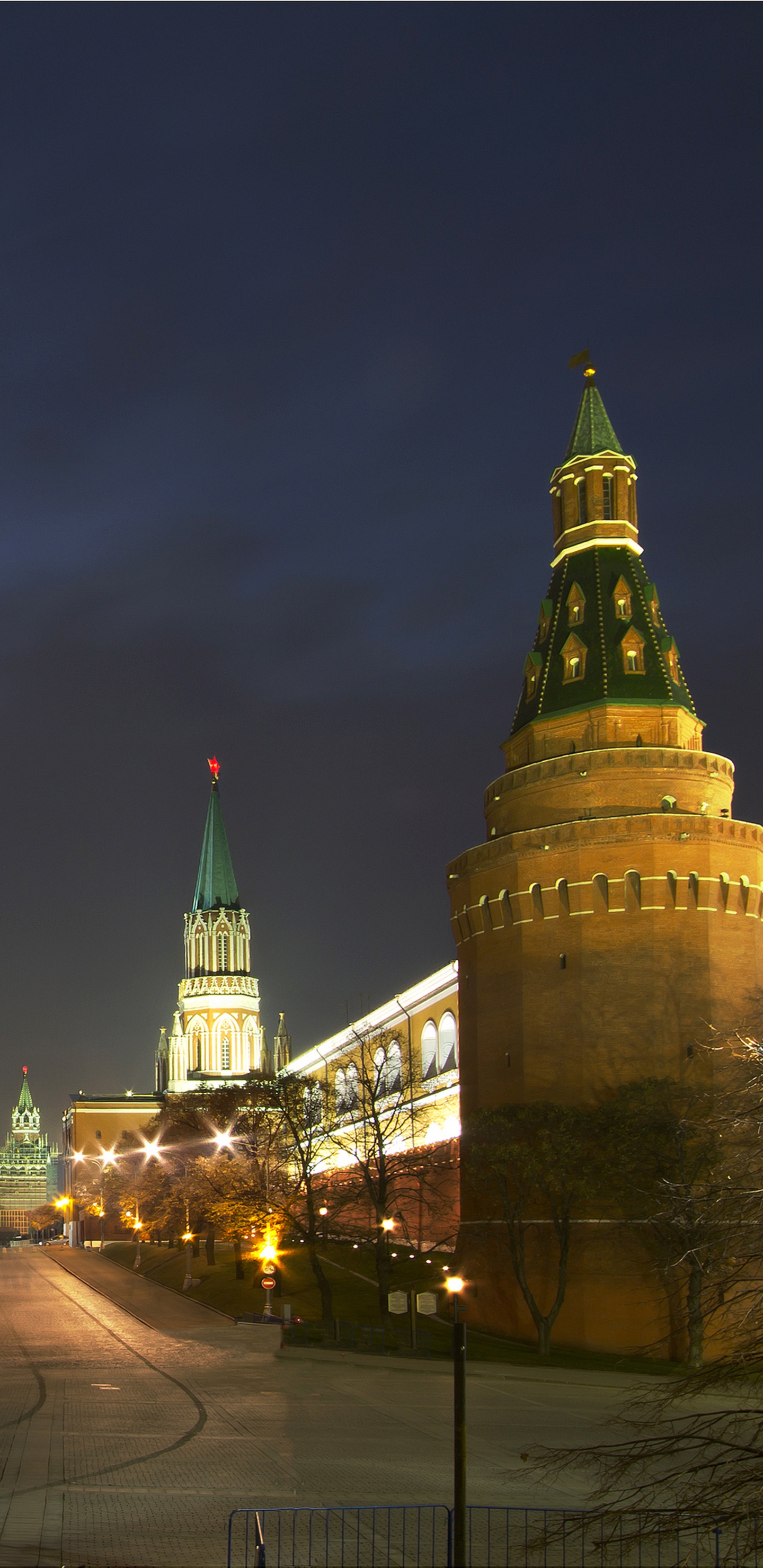 Edificio de Hormigón Marrón y Blanco Durante la Noche. Wallpaper in 1440x2960 Resolution