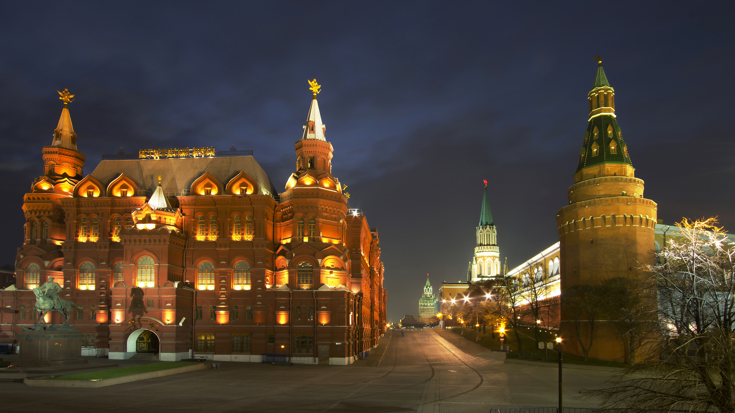 Edificio de Hormigón Marrón y Blanco Durante la Noche. Wallpaper in 2560x1440 Resolution