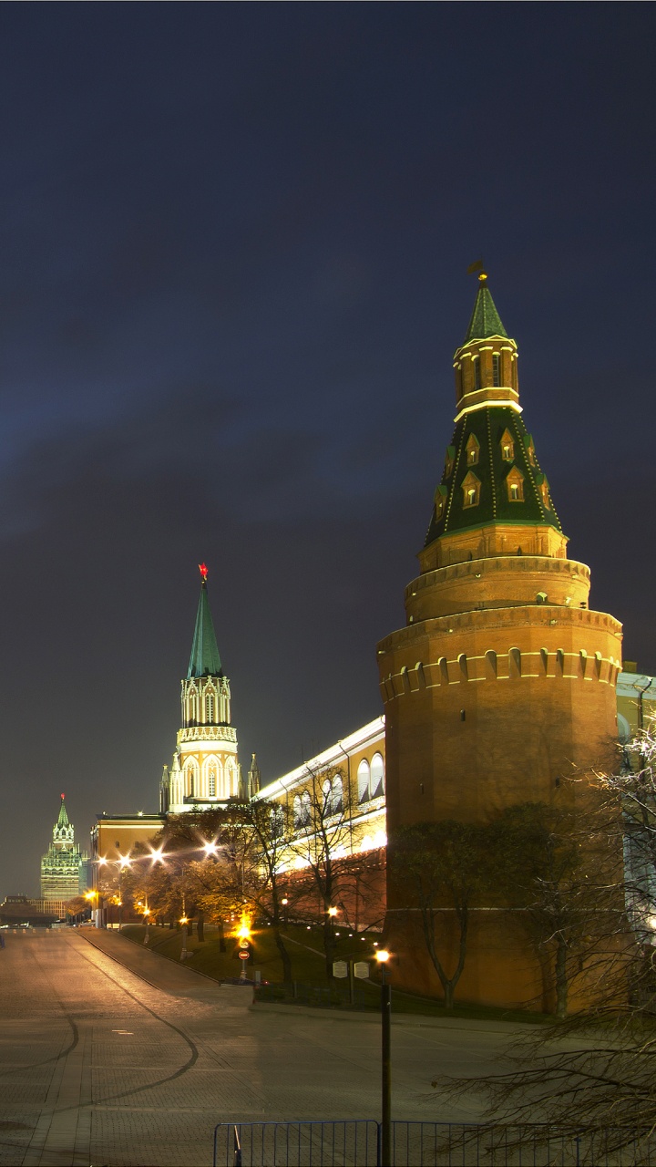 Edificio de Hormigón Marrón y Blanco Durante la Noche. Wallpaper in 720x1280 Resolution