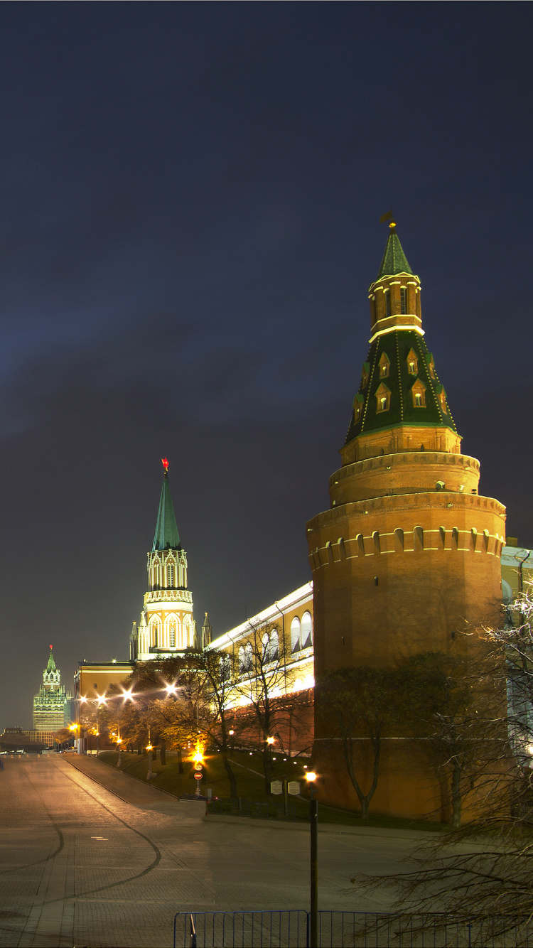 Edificio de Hormigón Marrón y Blanco Durante la Noche. Wallpaper in 750x1334 Resolution
