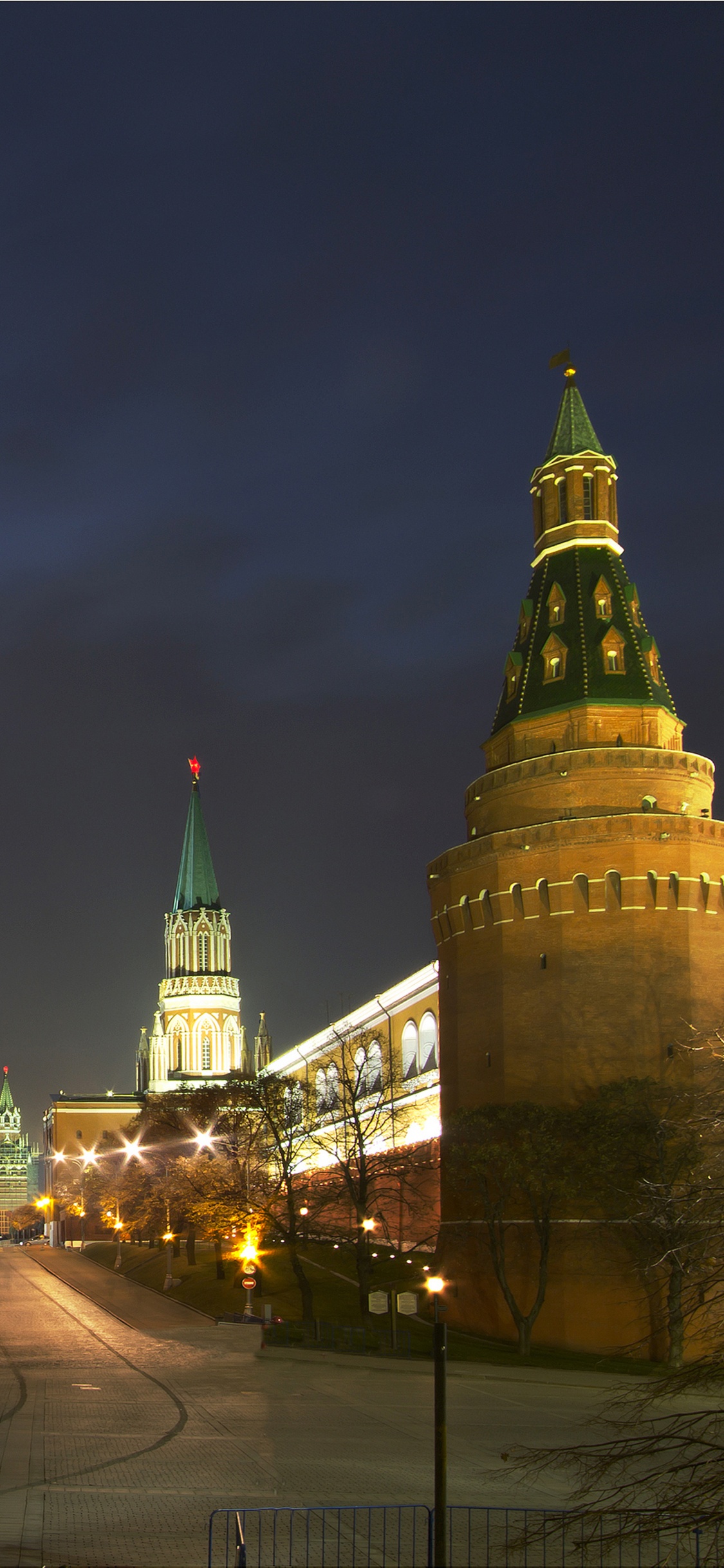 Braunes Und Weißes Betongebäude Während Der Nacht. Wallpaper in 1125x2436 Resolution