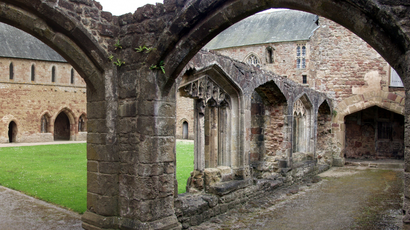 Graues Betongebäude Mit Grüner Wiese. Wallpaper in 1366x768 Resolution