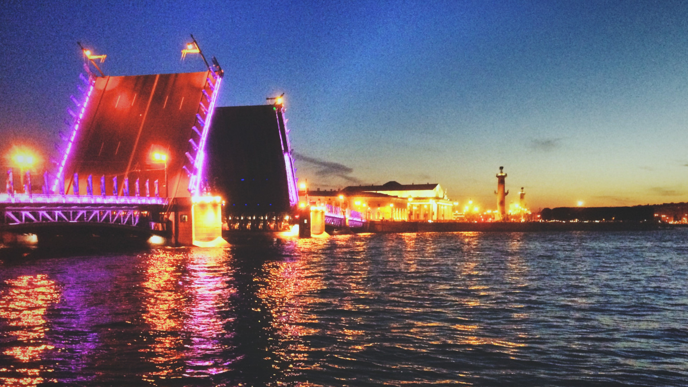 Plan D'eau Près Des Bâtiments de la Ville Pendant la Nuit. Wallpaper in 1366x768 Resolution