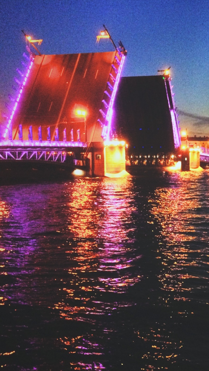 Cuerpo de Agua Cerca de Los Edificios de la Ciudad Durante la Noche. Wallpaper in 720x1280 Resolution