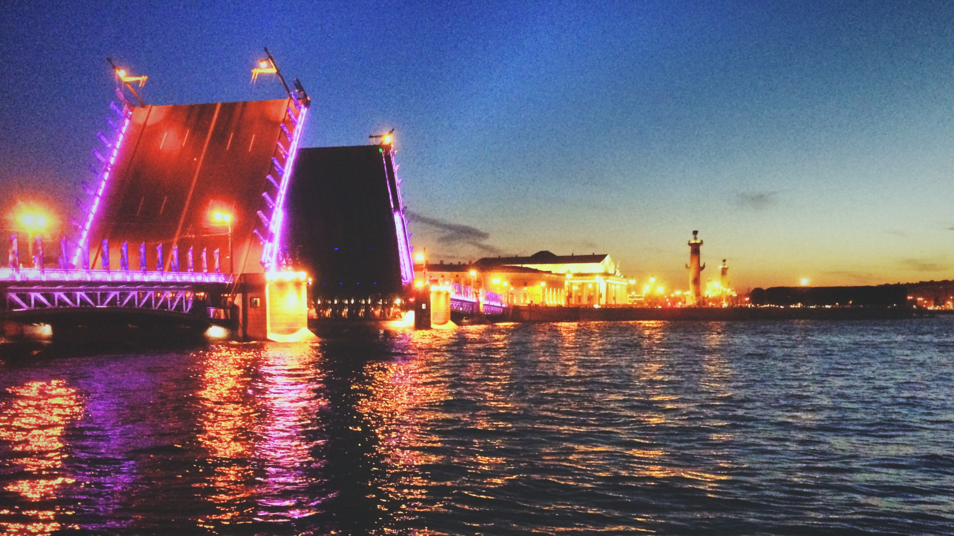 Gewässer in Der Nähe Von Stadtgebäuden Während Der Nacht. Wallpaper in 1920x1080 Resolution