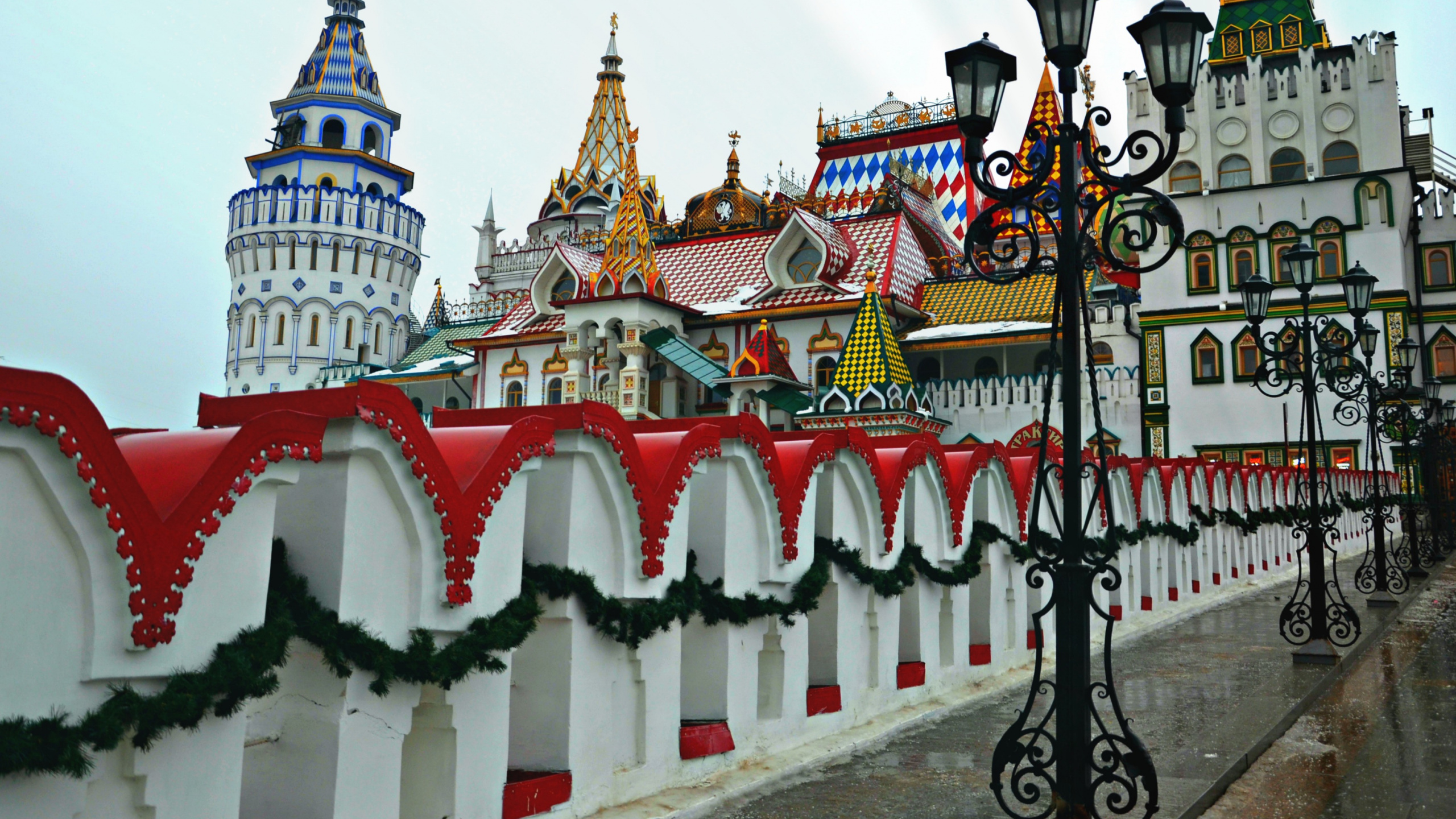 White and Red Concrete Building. Wallpaper in 2560x1440 Resolution