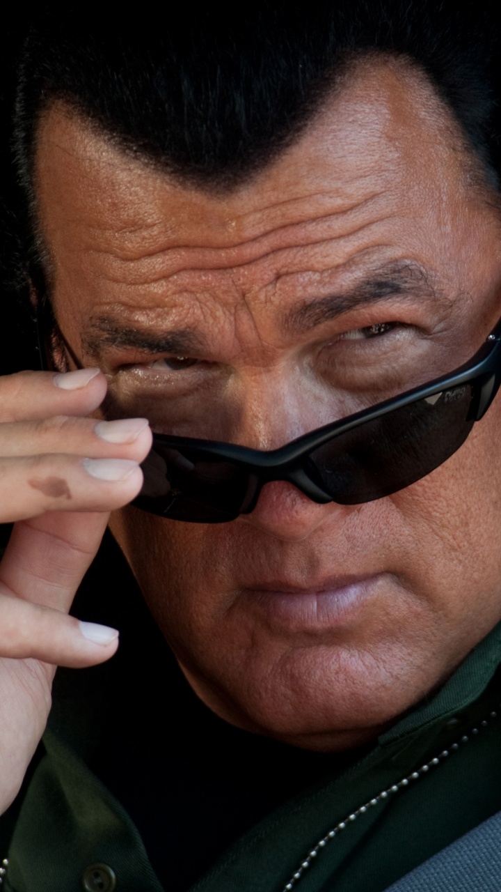 Hombre Con Gafas de Sol Negras y Chaqueta Verde. Wallpaper in 720x1280 Resolution