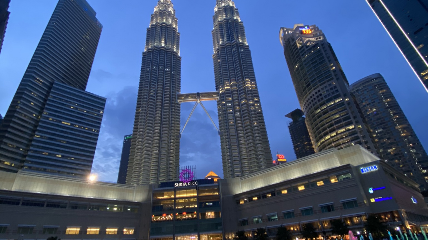 Petronas Towers, Kuala Lumpur, Malaysia, Water, Tower Block. Wallpaper in 1366x768 Resolution