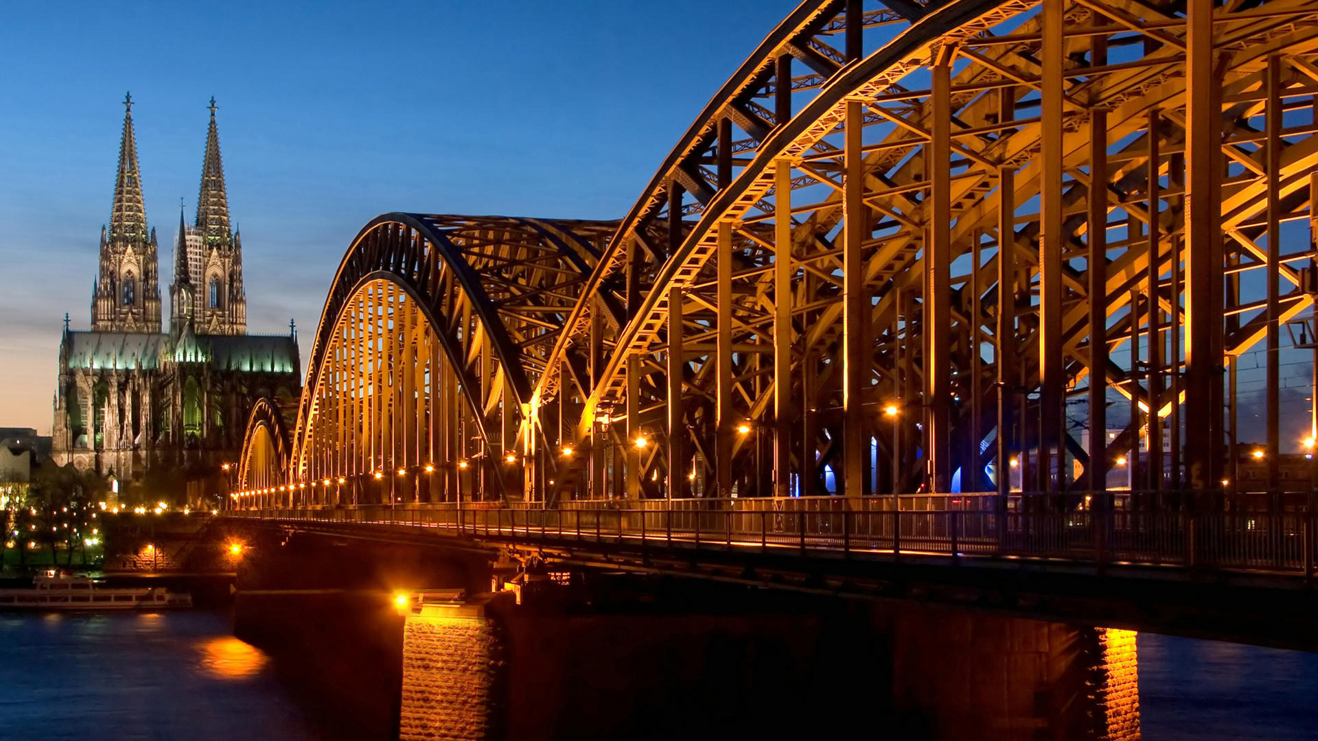 Pont Au-dessus de L'eau Pendant la Nuit. Wallpaper in 1920x1080 Resolution