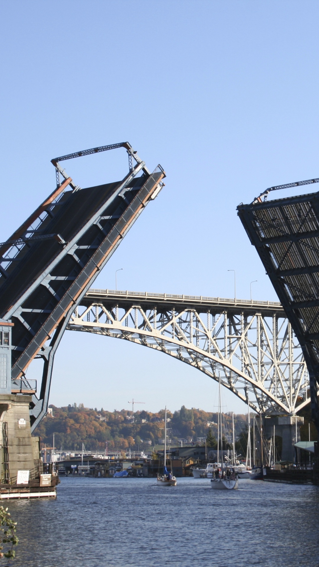 Graue Stahlbrücke Über Gewässer Tagsüber. Wallpaper in 1080x1920 Resolution