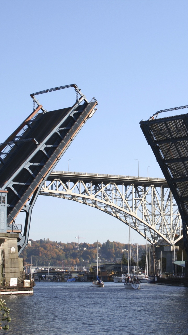 Puente de Acero Gris Sobre el Cuerpo de Agua Durante el Día. Wallpaper in 720x1280 Resolution