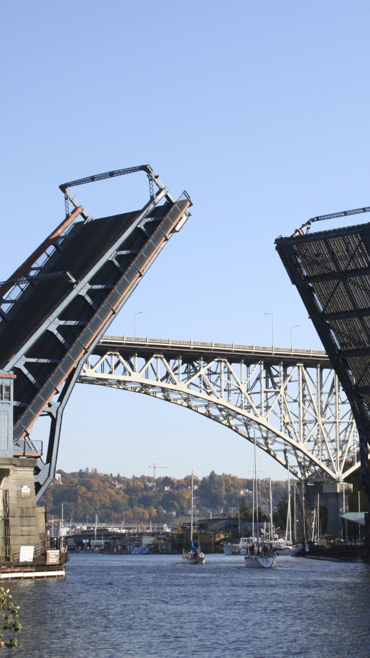 Puente de Acero Gris Sobre el Cuerpo de Agua Durante el Día. Wallpaper in 750x1334 Resolution