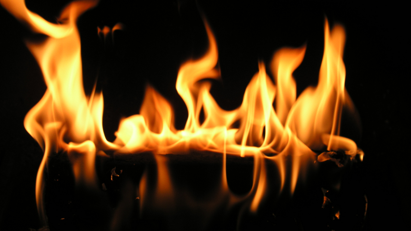 Fuego en la Oscuridad Durante la Noche. Wallpaper in 1366x768 Resolution