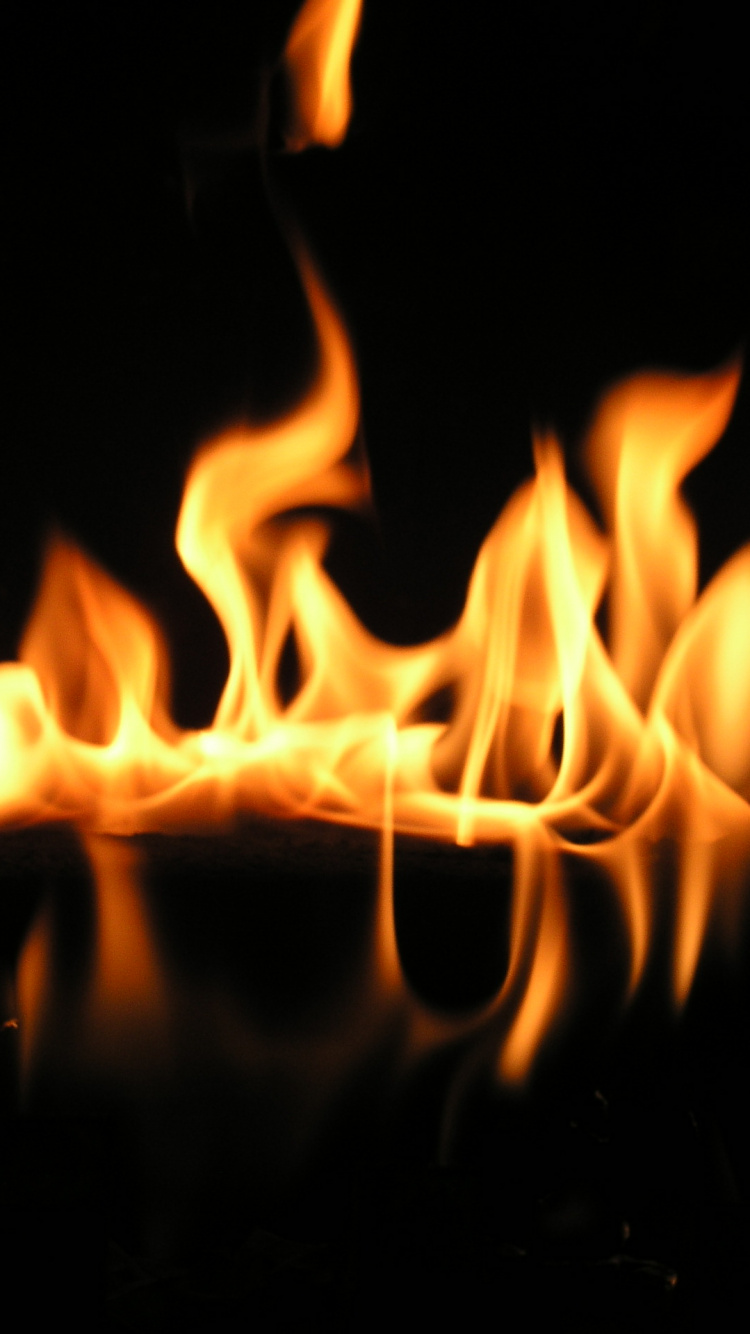 Fuego en la Oscuridad Durante la Noche. Wallpaper in 750x1334 Resolution