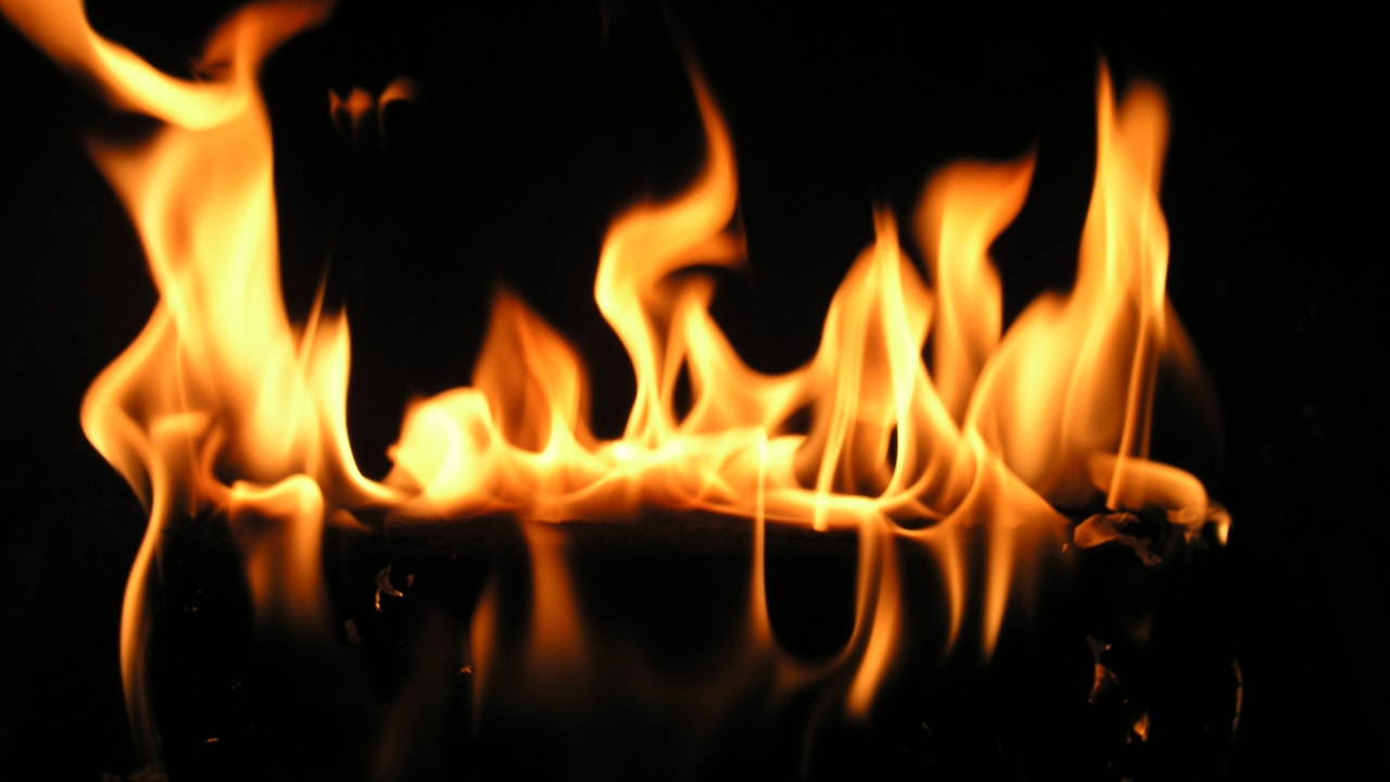Feu Dans L'obscurité Pendant la Nuit. Wallpaper in 1280x720 Resolution